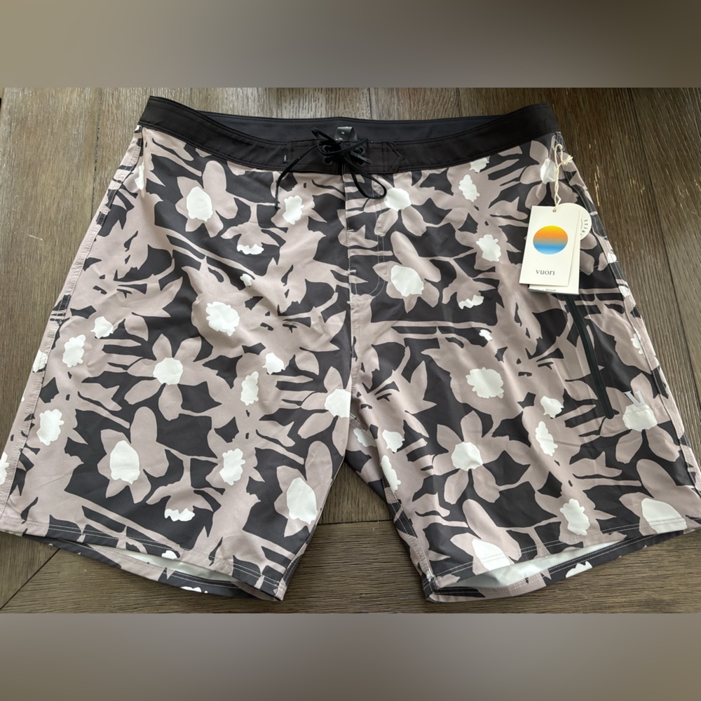 NWT-Men's lightweight performance Black and White Floral Swim Shorts
